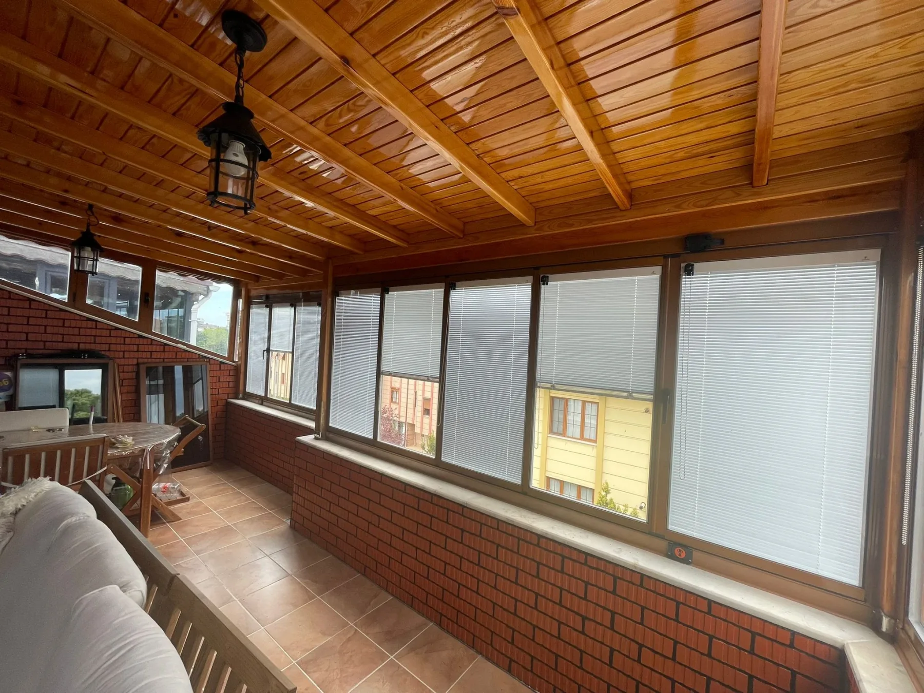 Ahşap tavanlı jaluzili ısıcamlı cam balkon kış bahçesi