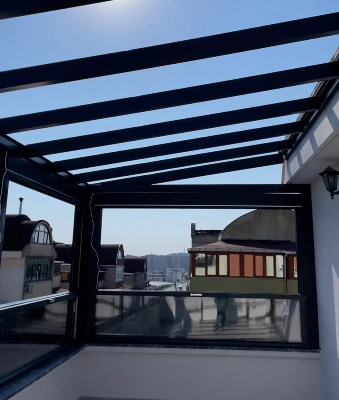 Çatı terasında cam balkon ve pergola uygulama detayı 1