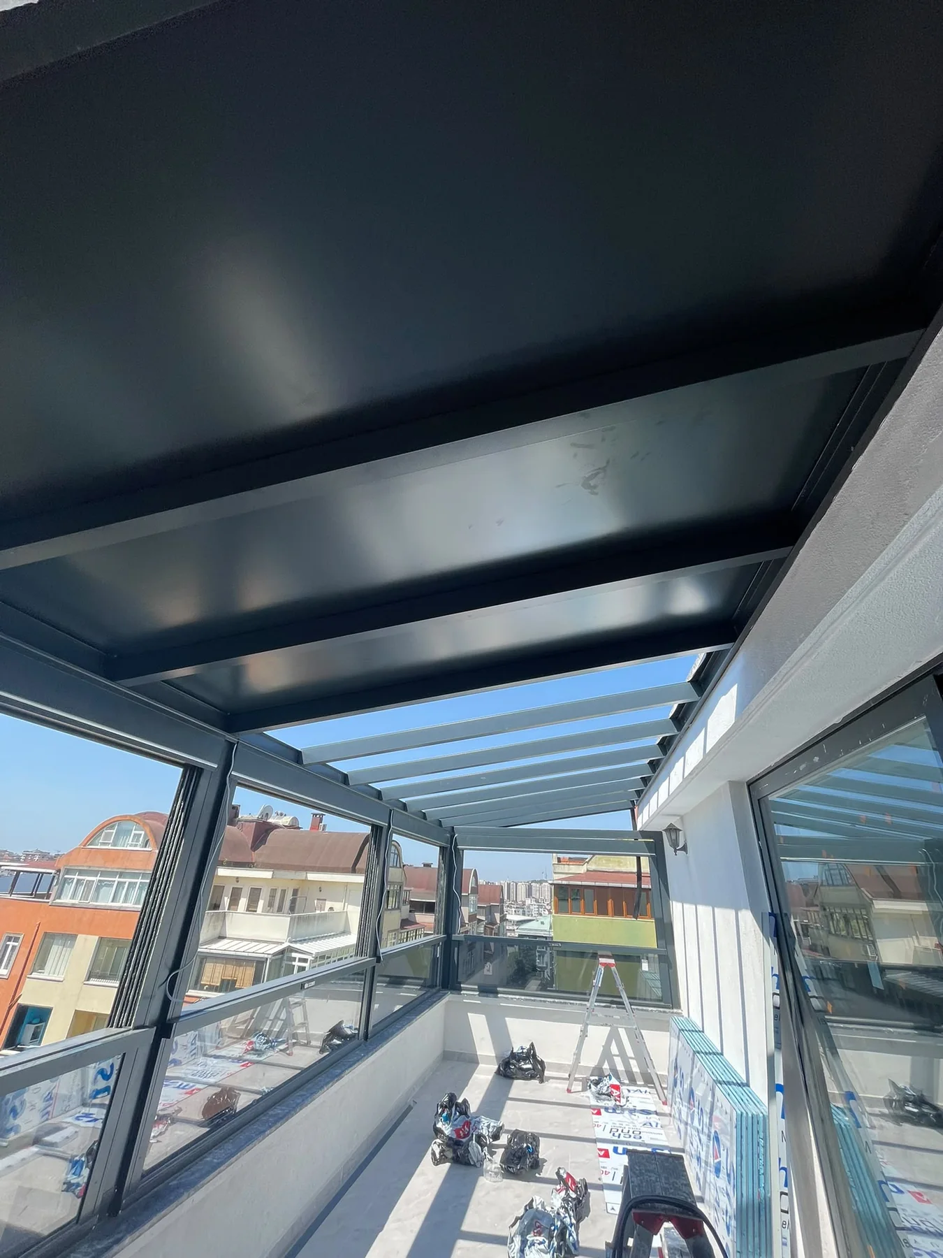 Çatı terasında cam balkon ve pergola uygulama detayı 2