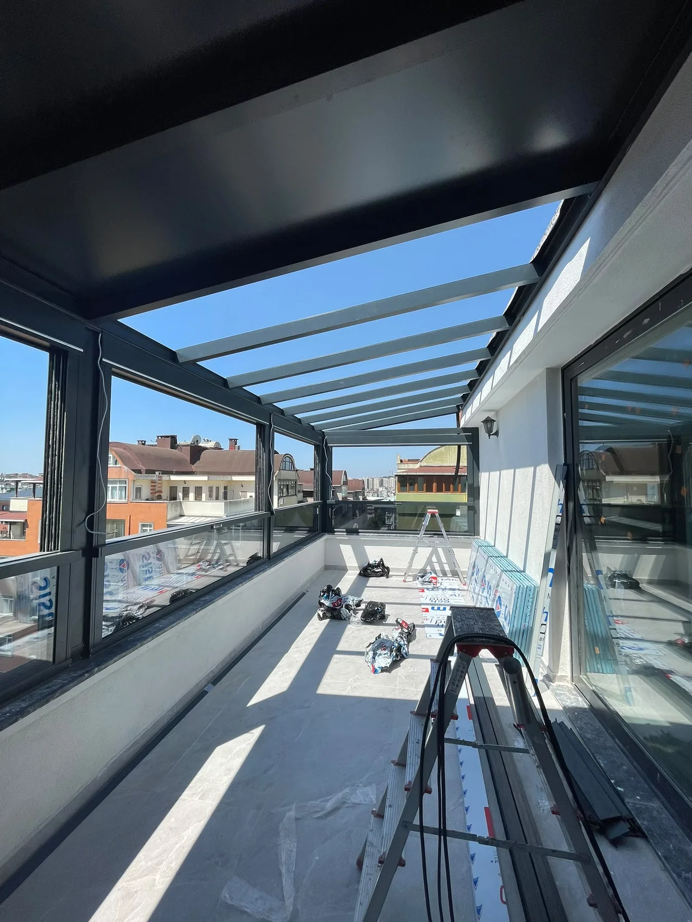 Çatı terasında cam balkon ve pergola uygulama detayı 3