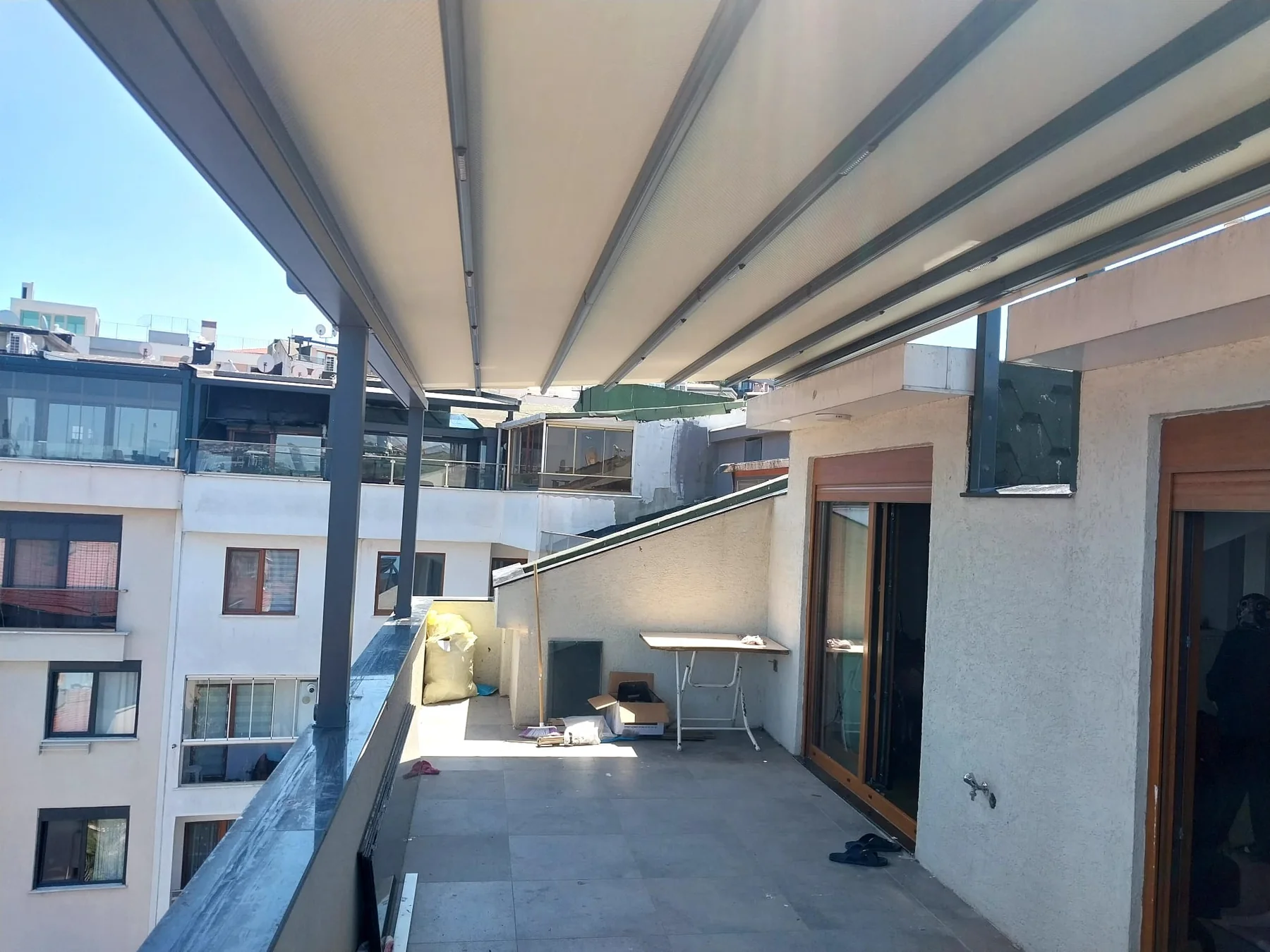 Çatı terasında cam balkon ve pergola uygulama detayı 4