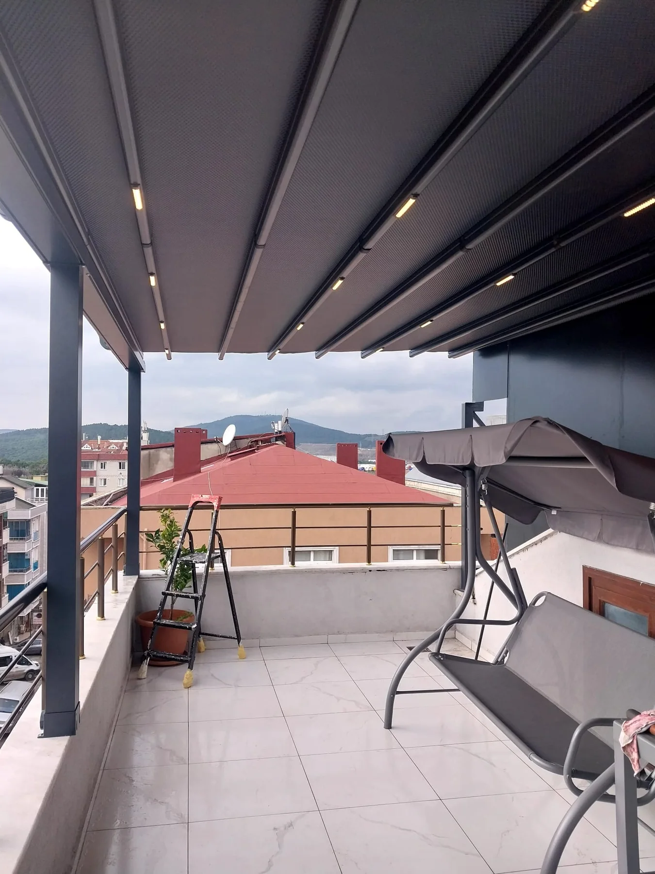Çatı terasında cam balkon ve pergola uygulama detayı 6