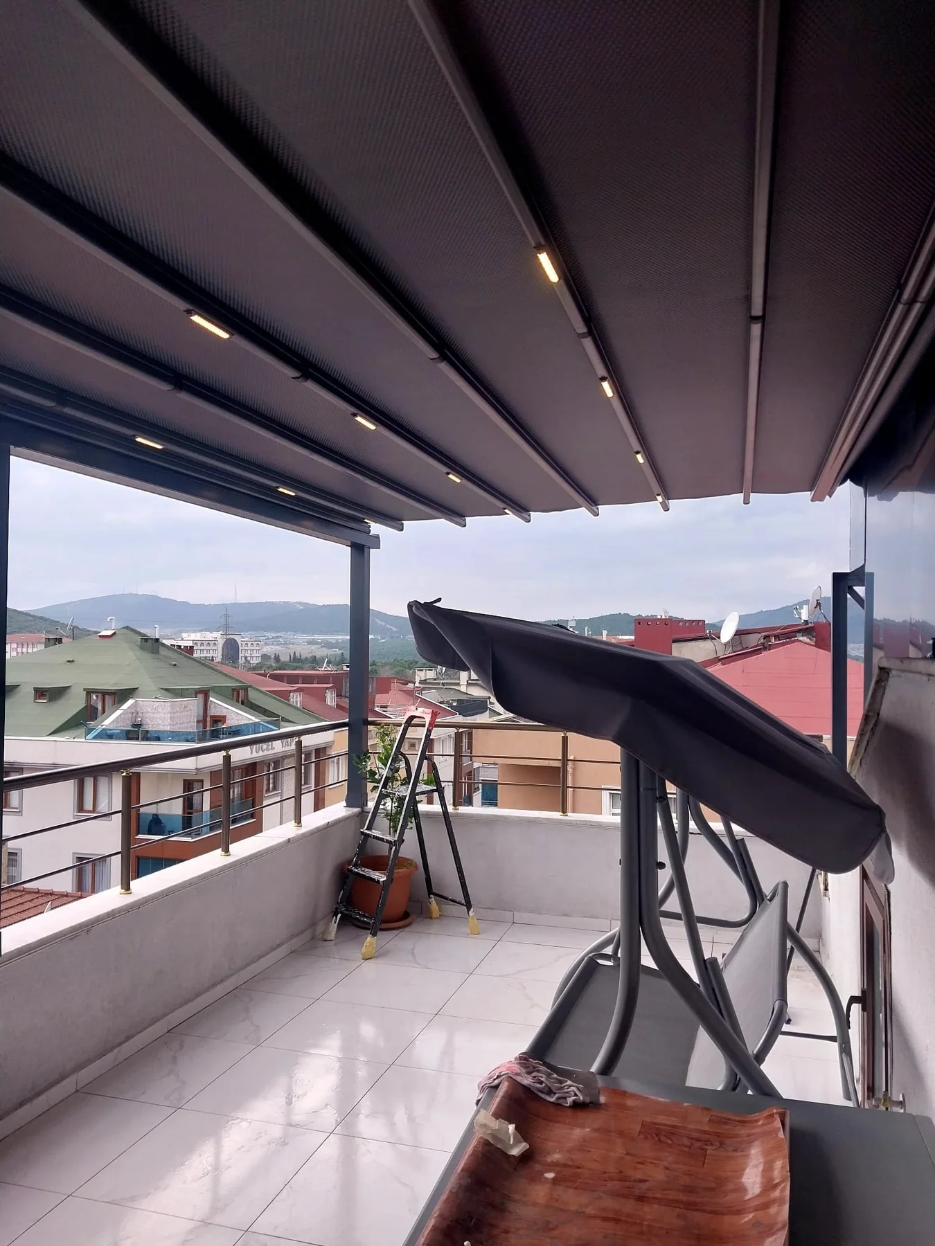 Çatı terasında cam balkon ve pergola uygulama detayı 7