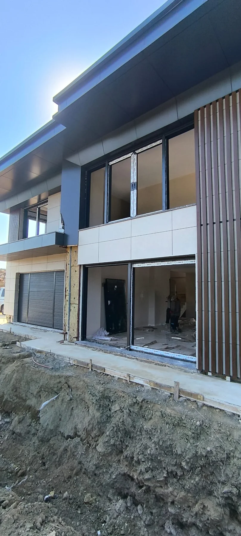 Villa cephesinde antrasit cam sistem uygulaması 1