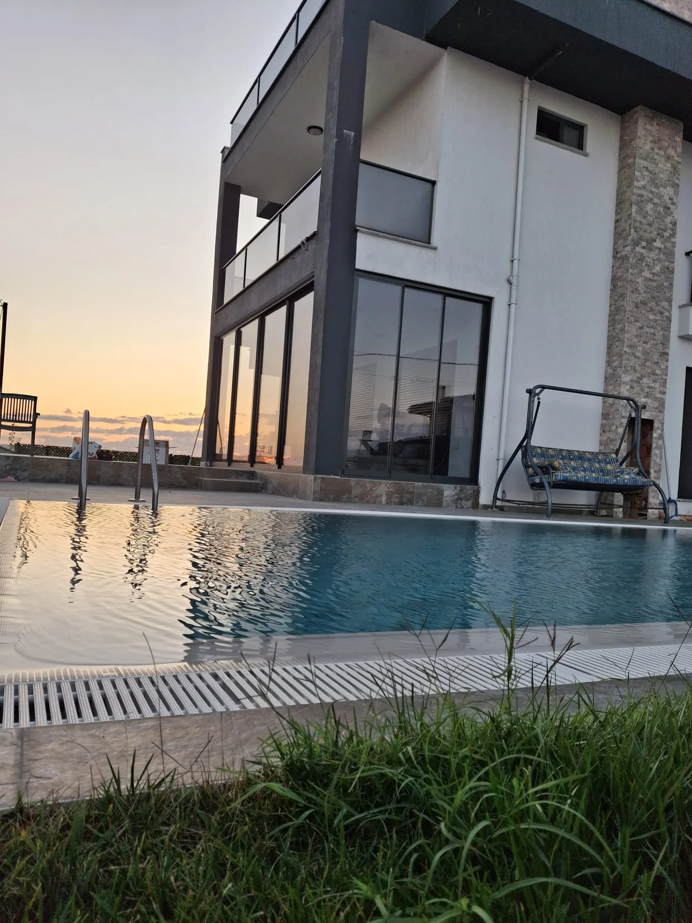 Villa cephesinde antrasit cam sistem uygulaması 2