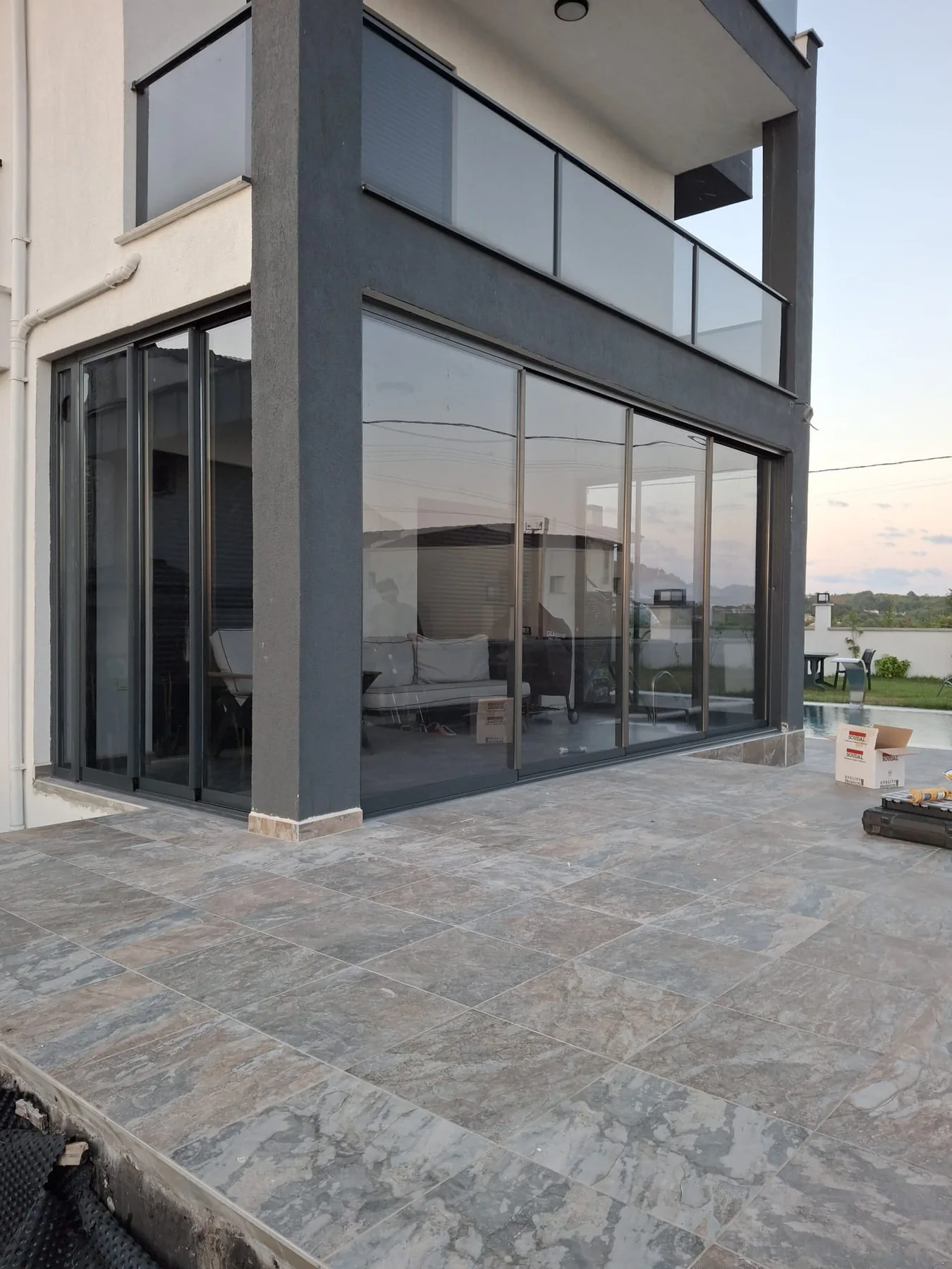 Villa cephesinde antrasit cam sistem uygulaması 3