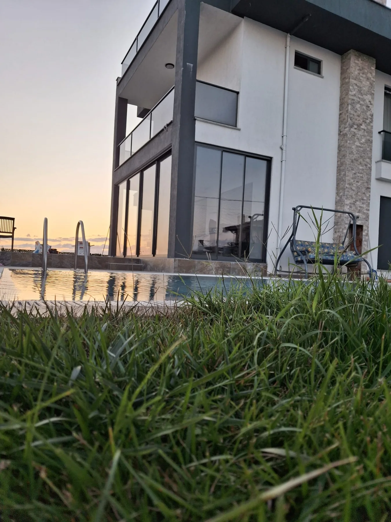 Villa cephesinde antrasit cam sistem uygulaması 4