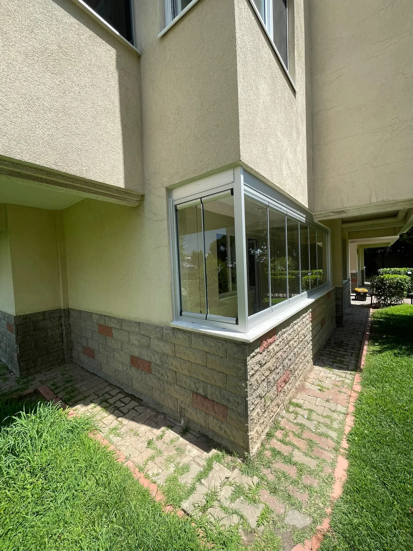 Çok katlı konutta antrasit füme katlanır cam balkon detayı 1
