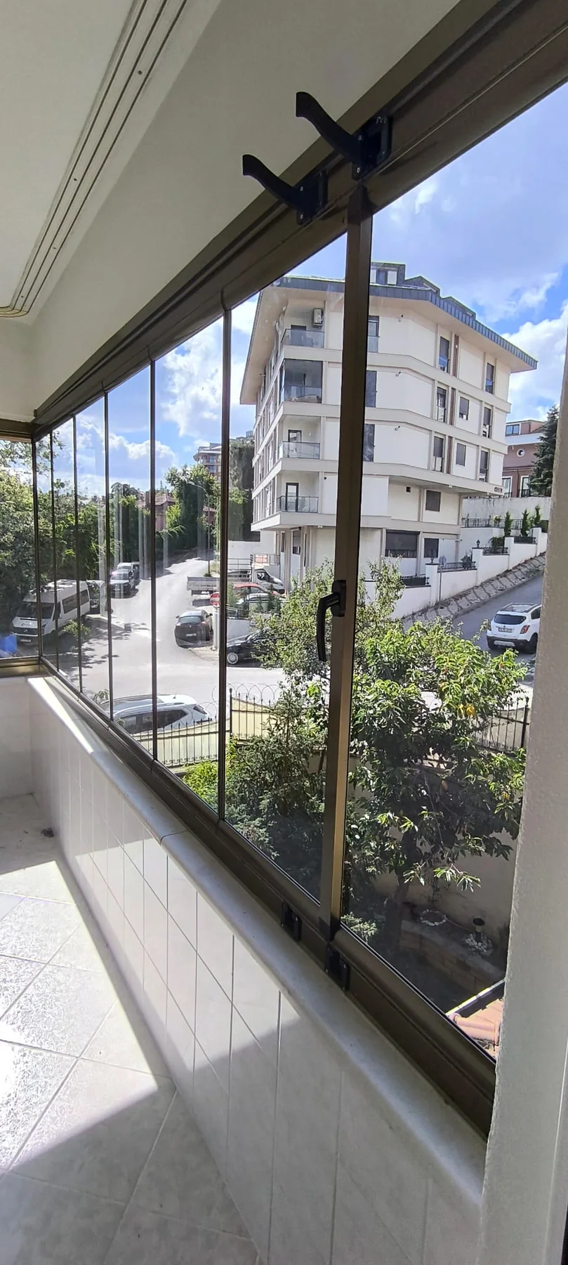 Çok katlı konutta antrasit füme katlanır cam balkon detayı 2