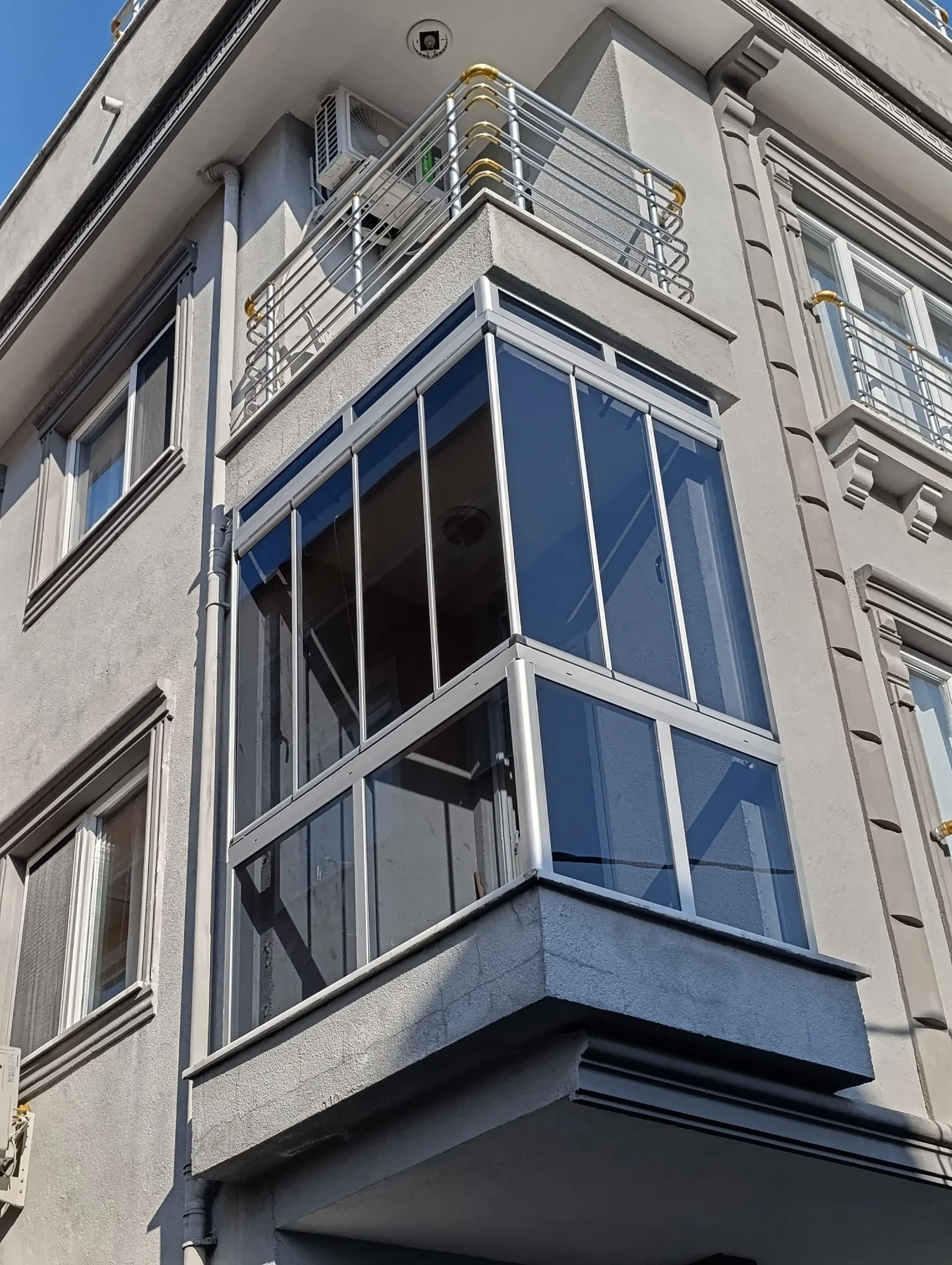 Çok katlı konutta antrasit füme katlanır cam balkon detayı 3