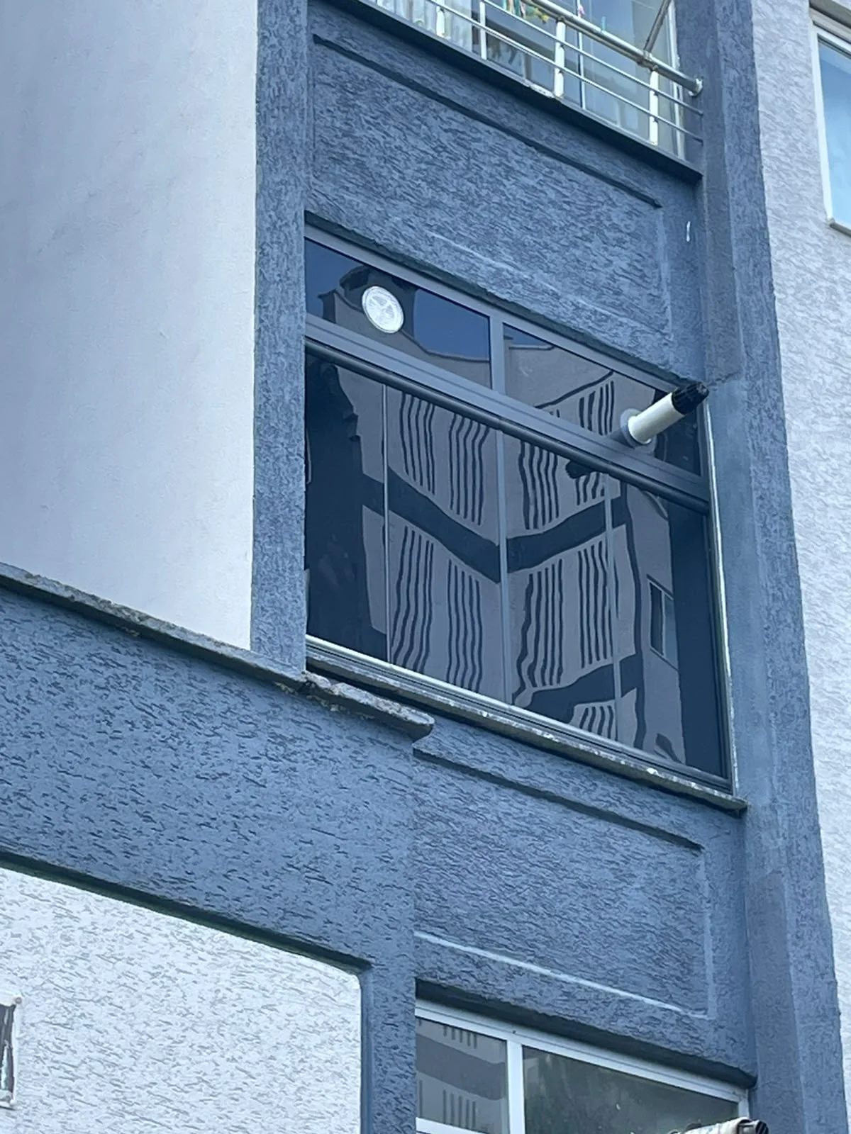 Çok katlı konutta antrasit füme katlanır cam balkon detayı 4