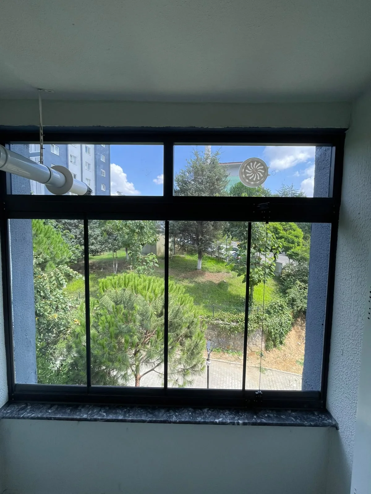 Çok katlı konutta antrasit füme katlanır cam balkon detayı 5