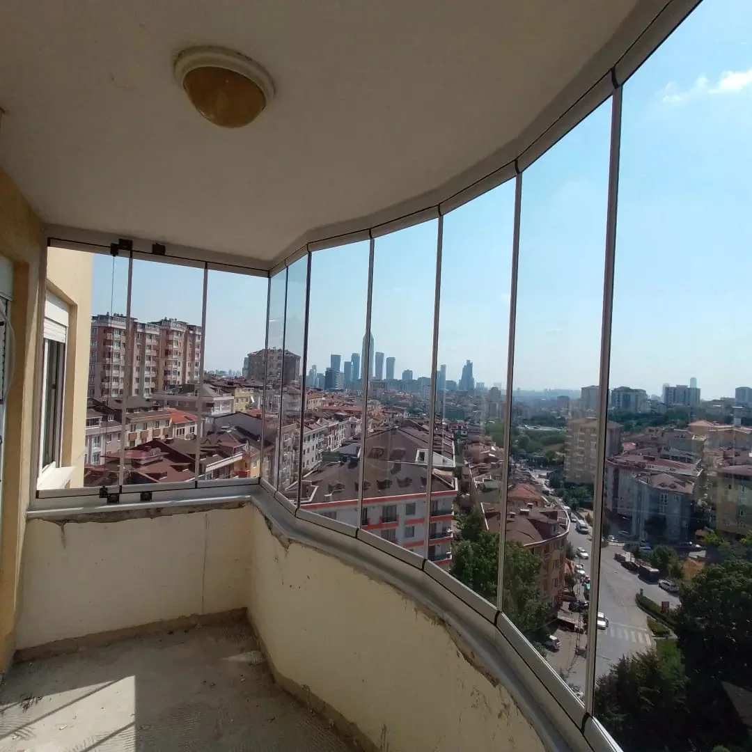 Çok katlı konutta antrasit füme katlanır cam balkon detayı 6