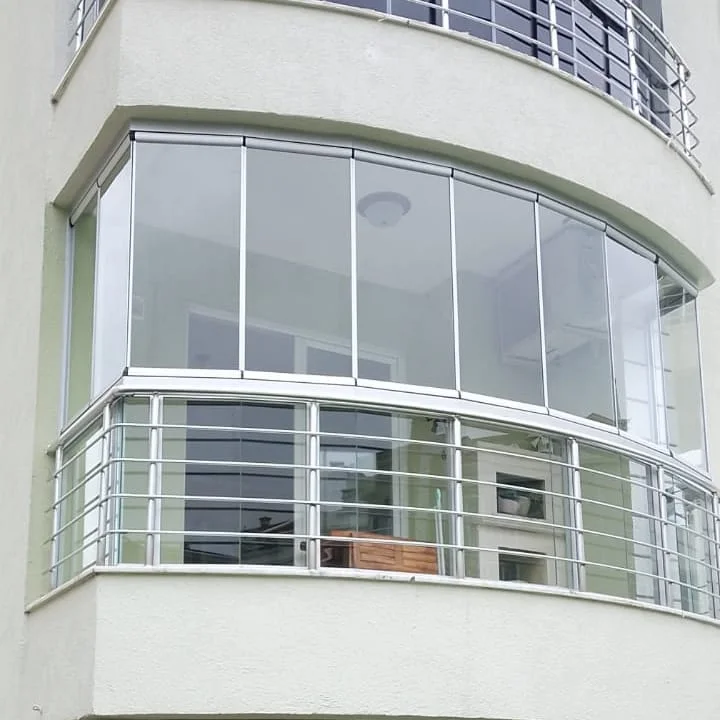 Çok katlı konutta antrasit füme katlanır cam balkon detayı 7