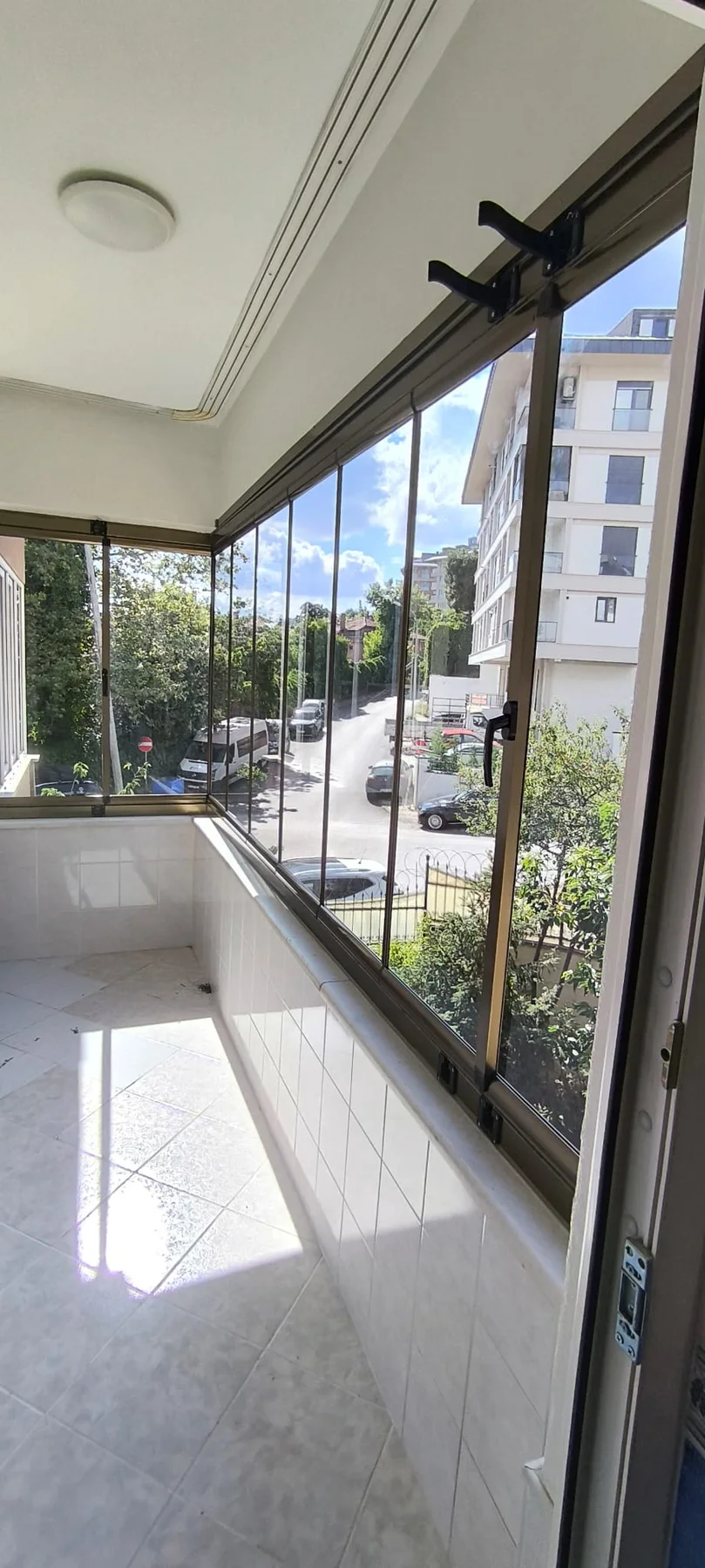 Çok katlı konutta antrasit füme katlanır cam balkon detayı 8