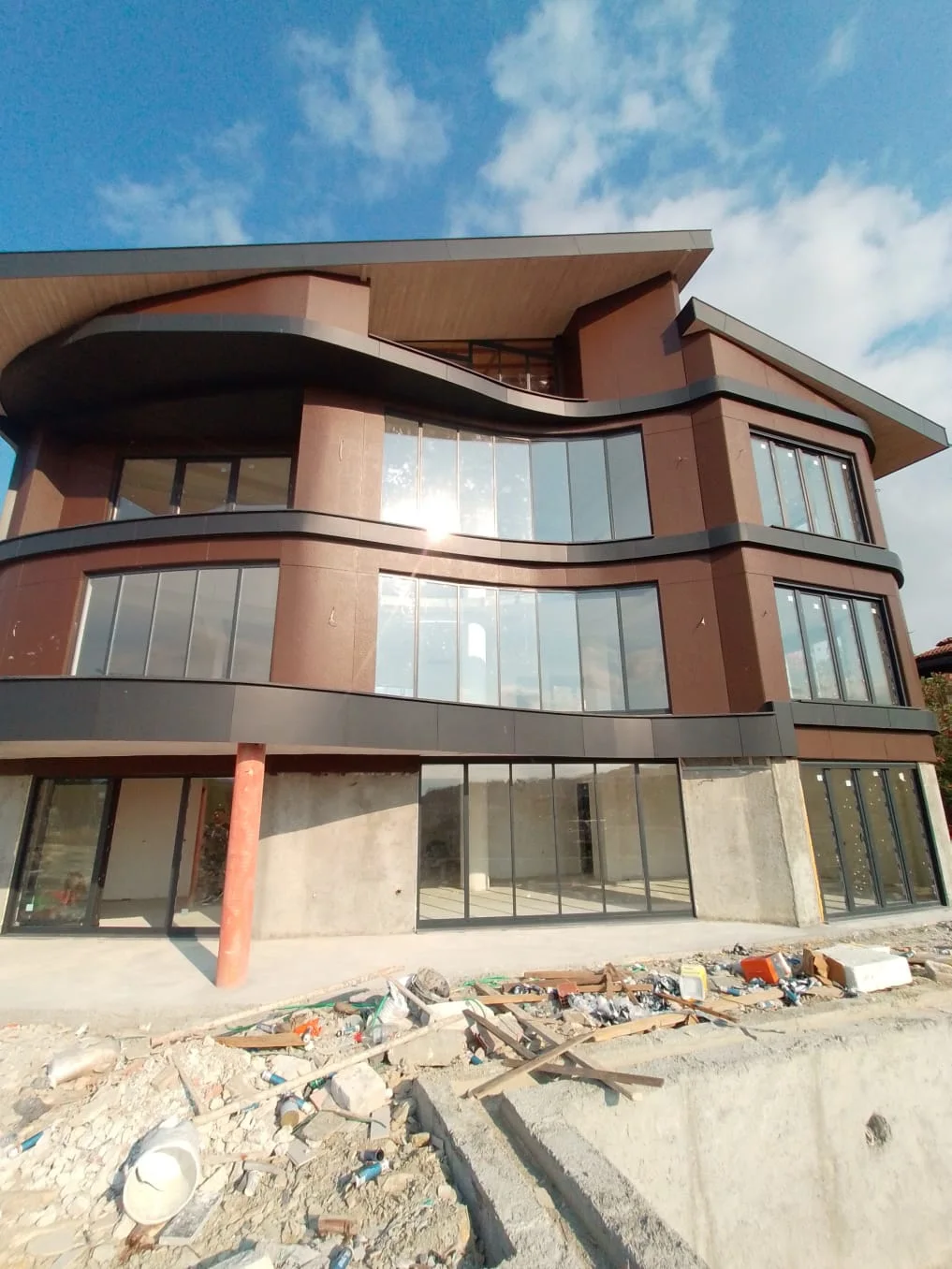 Çok katlı konutta antrasit füme katlanır cam balkon detayı 9