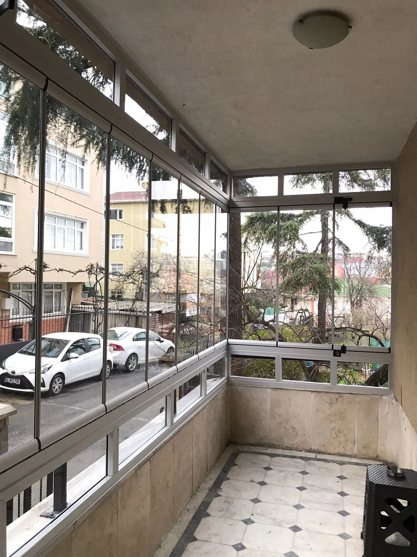 Çok katlı konutta antrasit füme katlanır cam balkon detayı 10