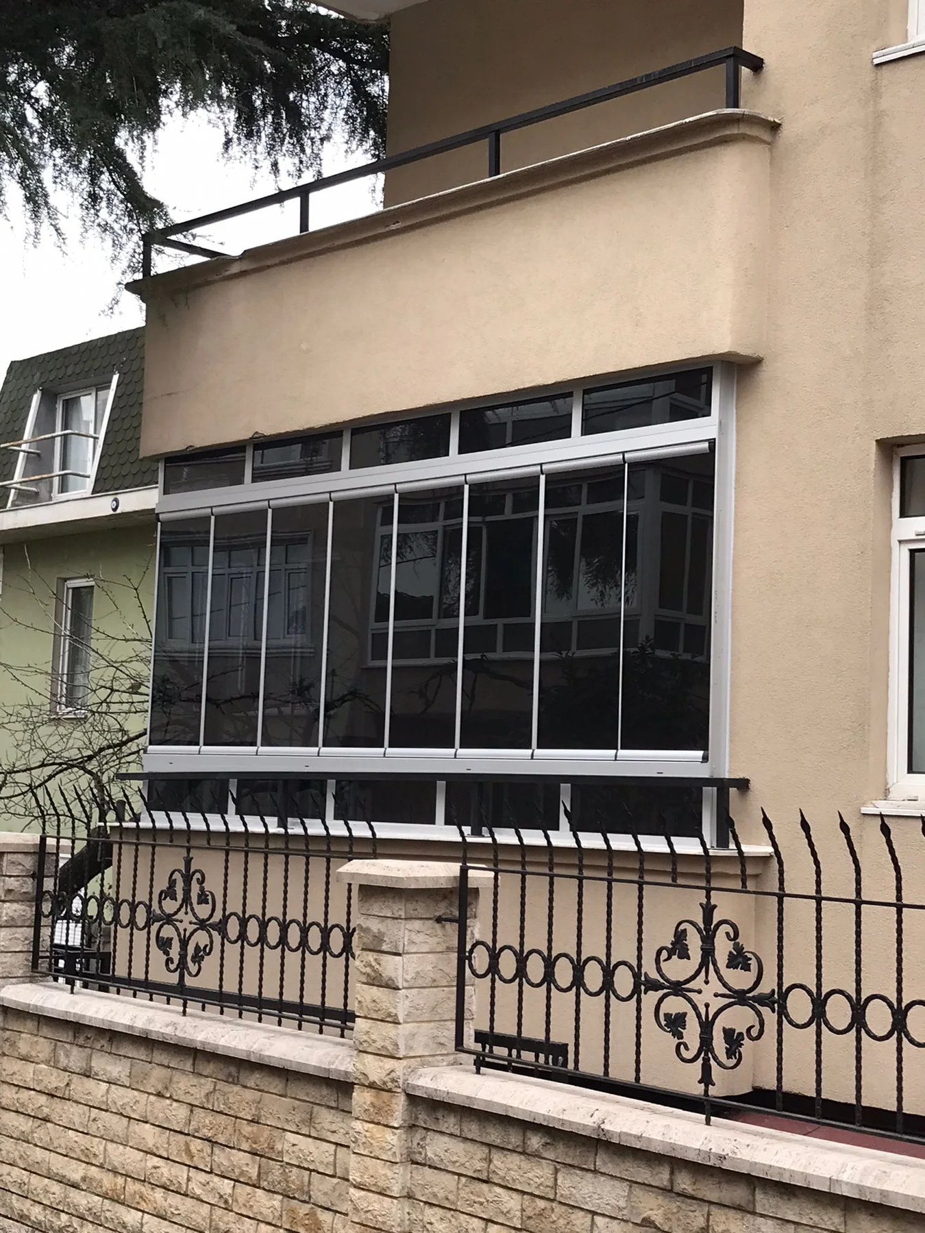 Çok katlı konutta antrasit füme katlanır cam balkon detayı 11