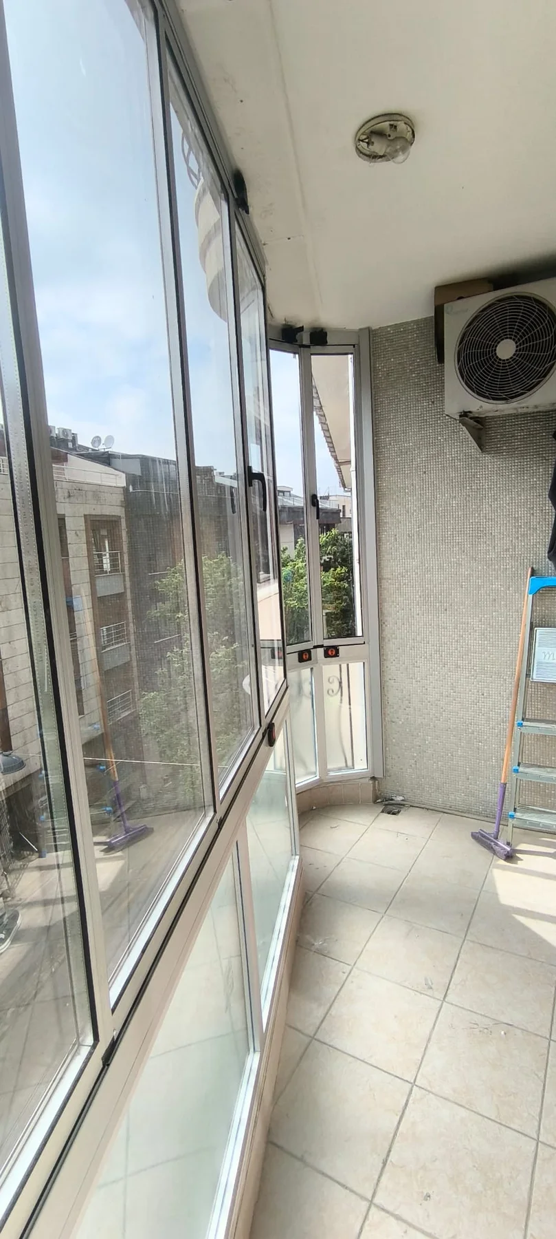 Çok katlı konutta antrasit füme katlanır cam balkon detayı 12
