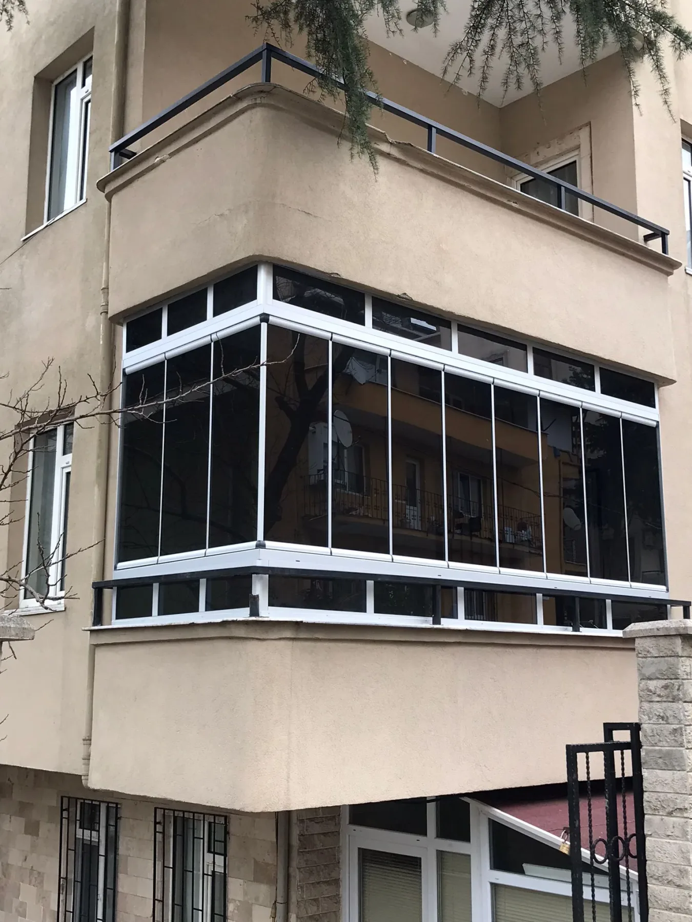 Çok Katlı Konut Antrasit Füme Katlanır Cam Balkon Detayı 2