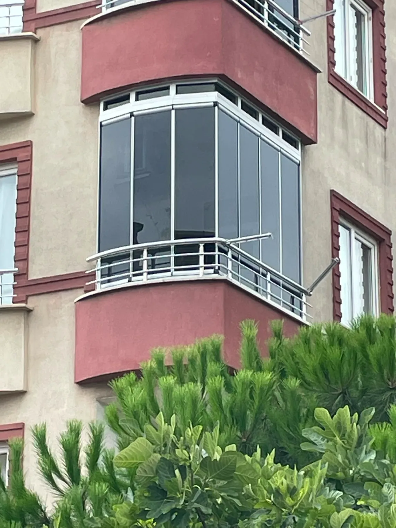 Çok Katlı Konut Antrasit Füme Katlanır Cam Balkon Detayı 3