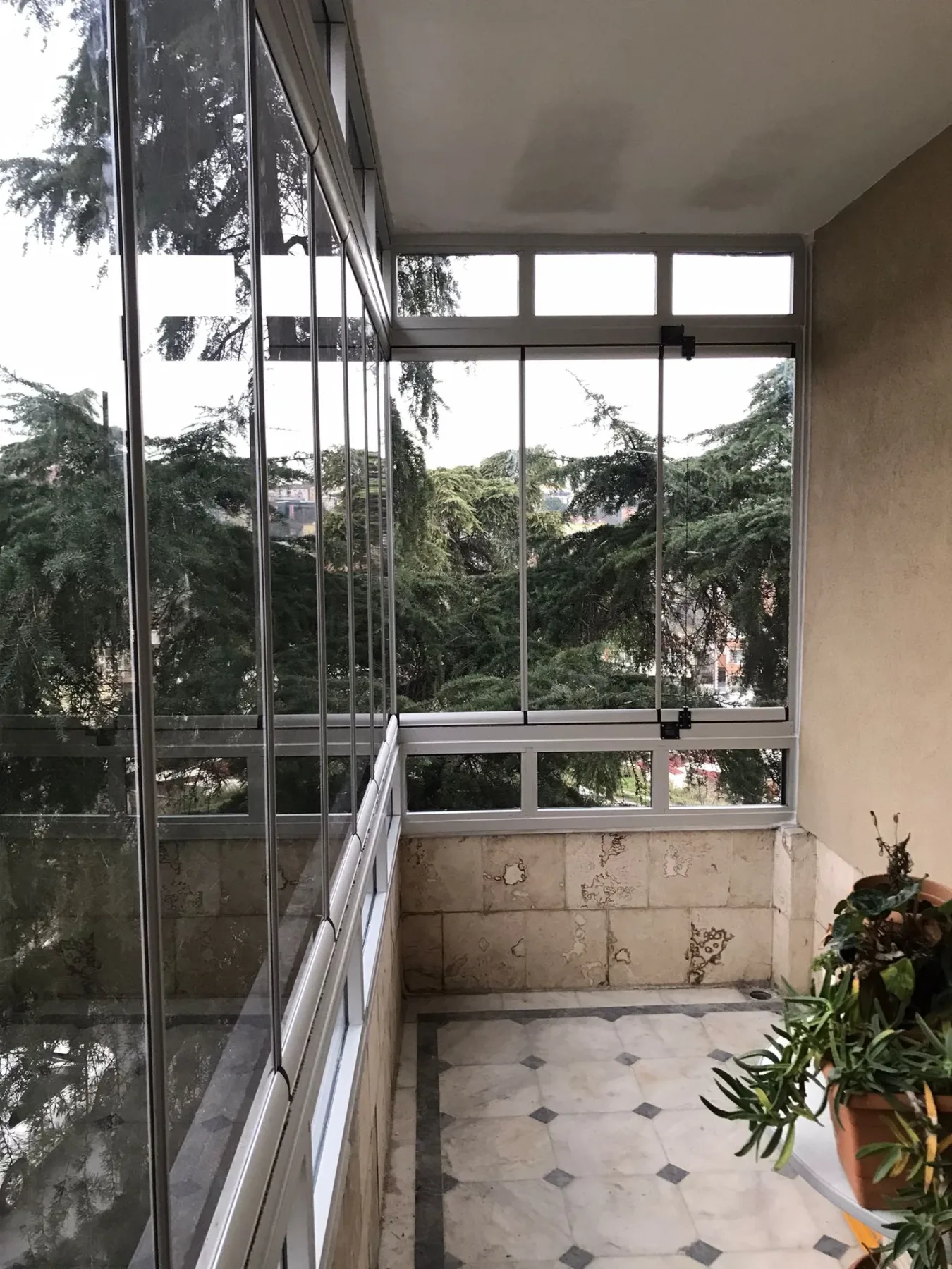 Çok Katlı Konut Antrasit Füme Katlanır Cam Balkon Detayı 4