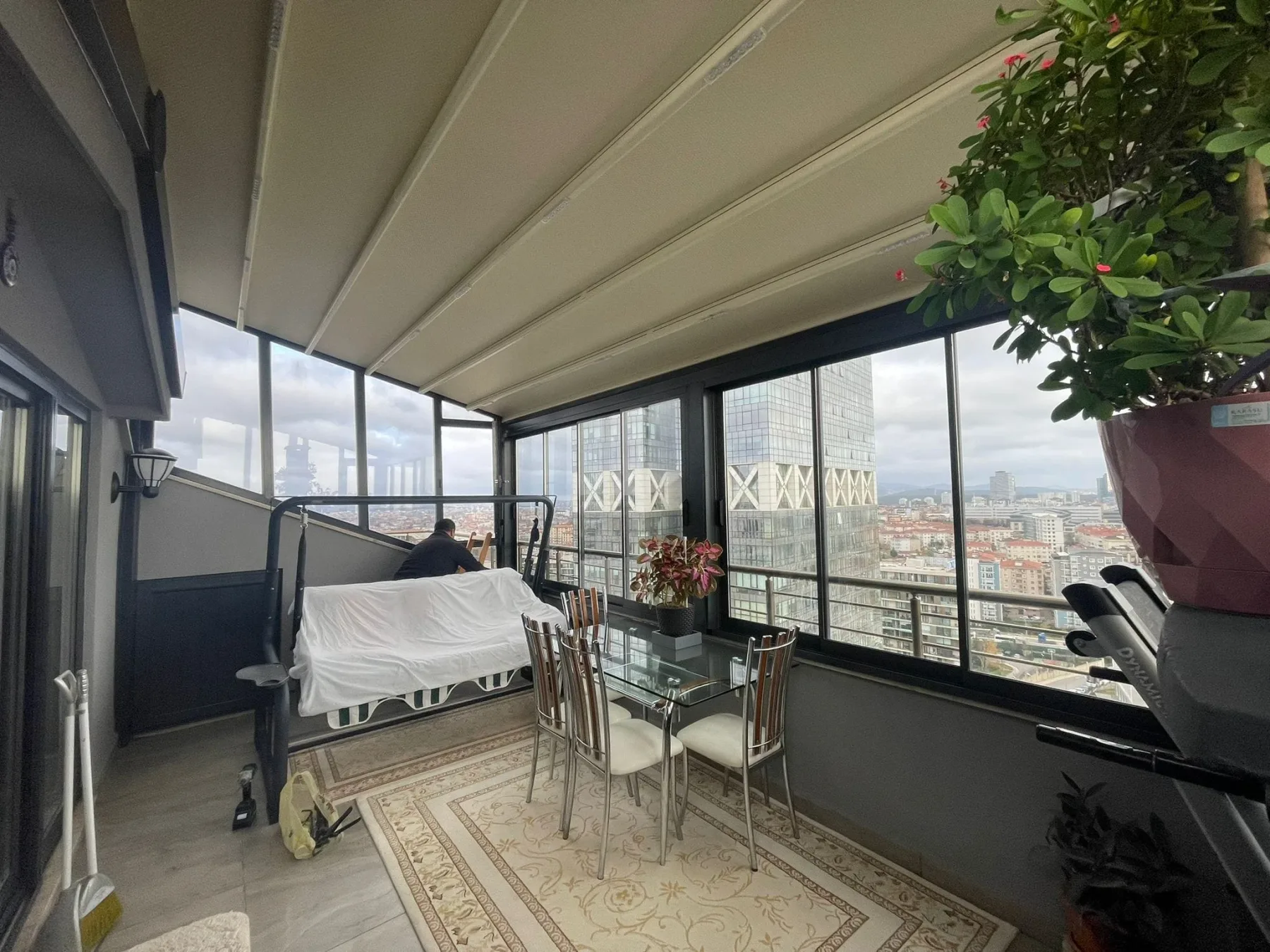 Rezidans Terası Şehir Manzaralı Cam Balkon & Açılır Tavan Detayı 2