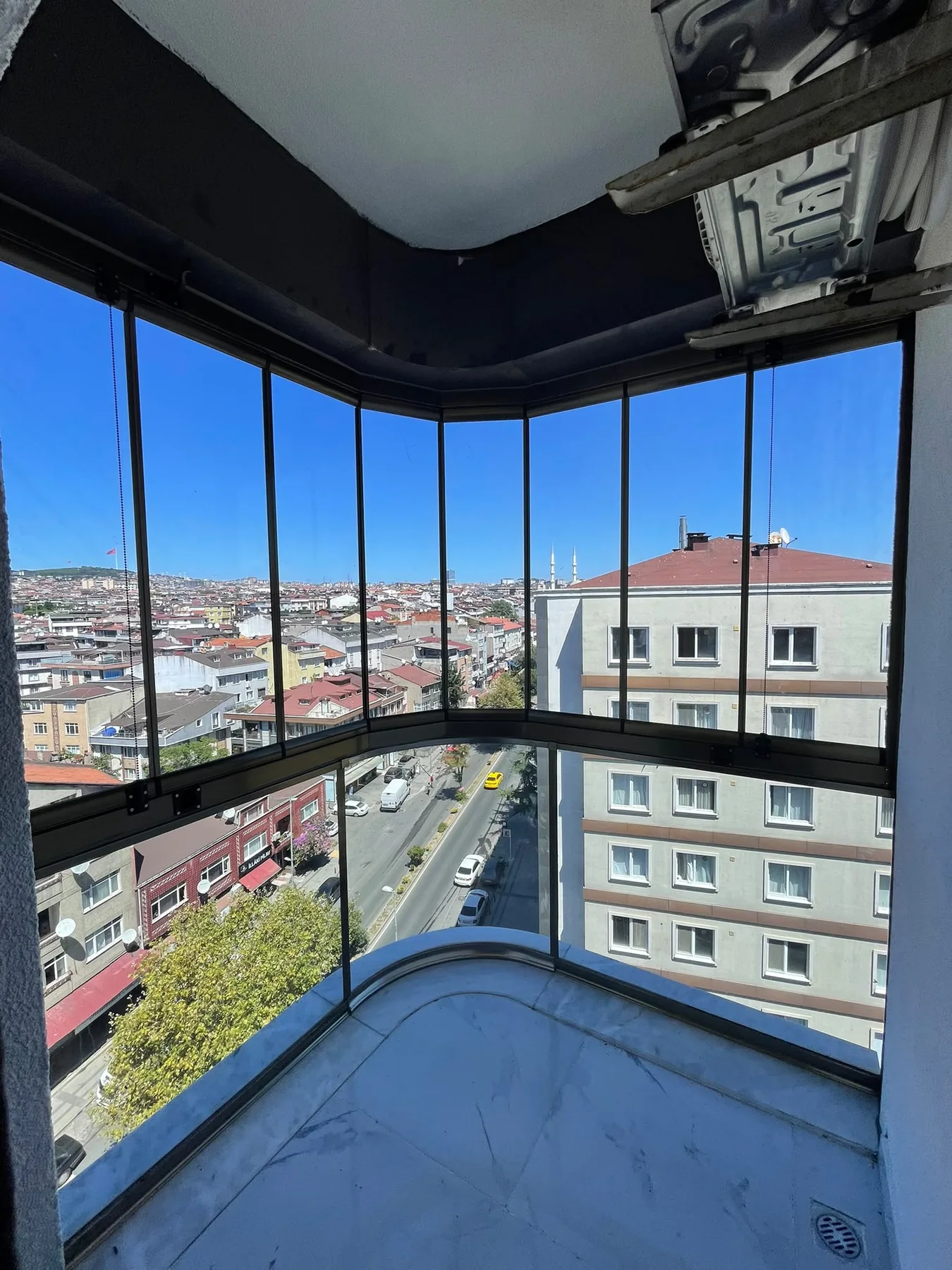 Şehir manzaralı rezidans terasında cam balkon detayı 3