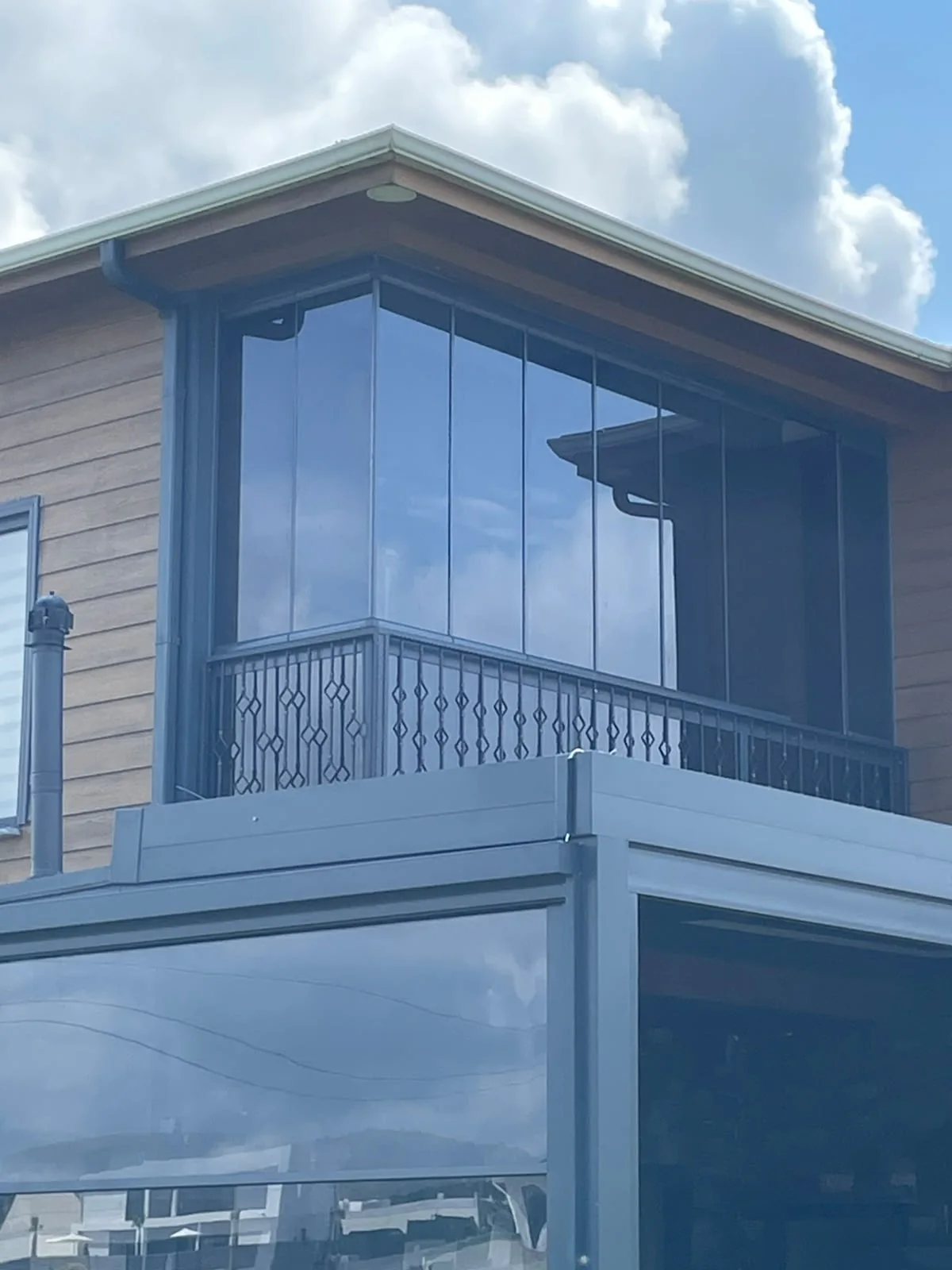 Şehir manzaralı rezidans terasında cam balkon detayı 4