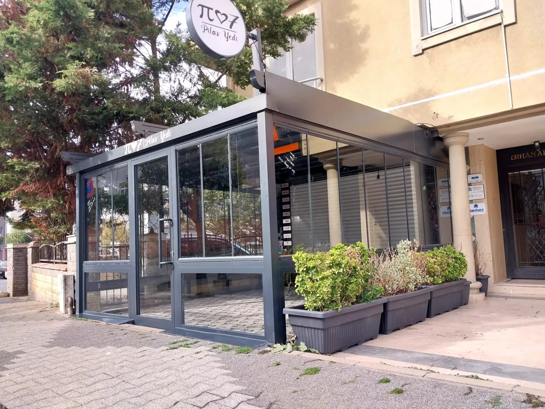 Restoran bioklimatik tavan ve sürme cam kış bahçesi