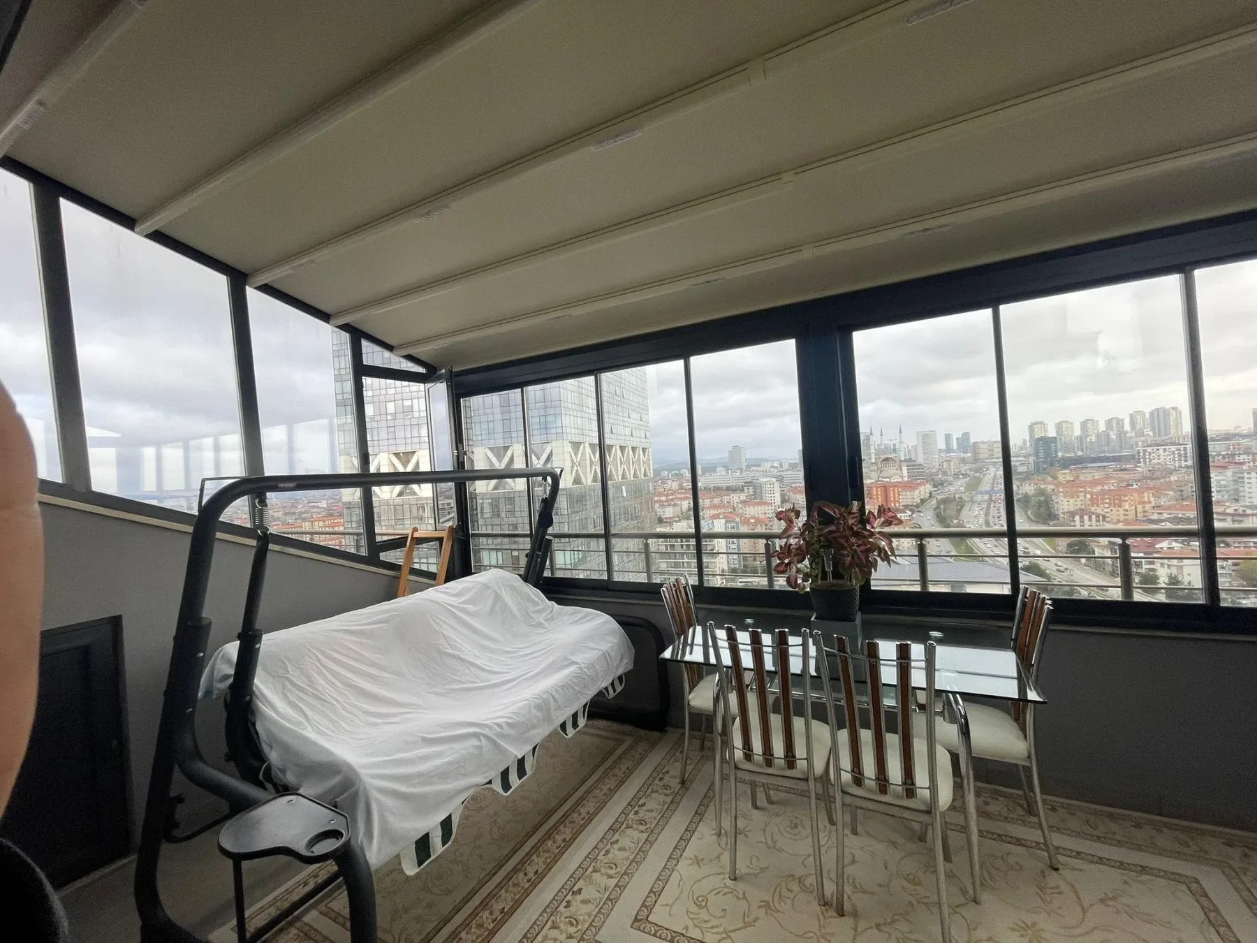 Rezidans terası şehir manzaralı cam balkon montajı