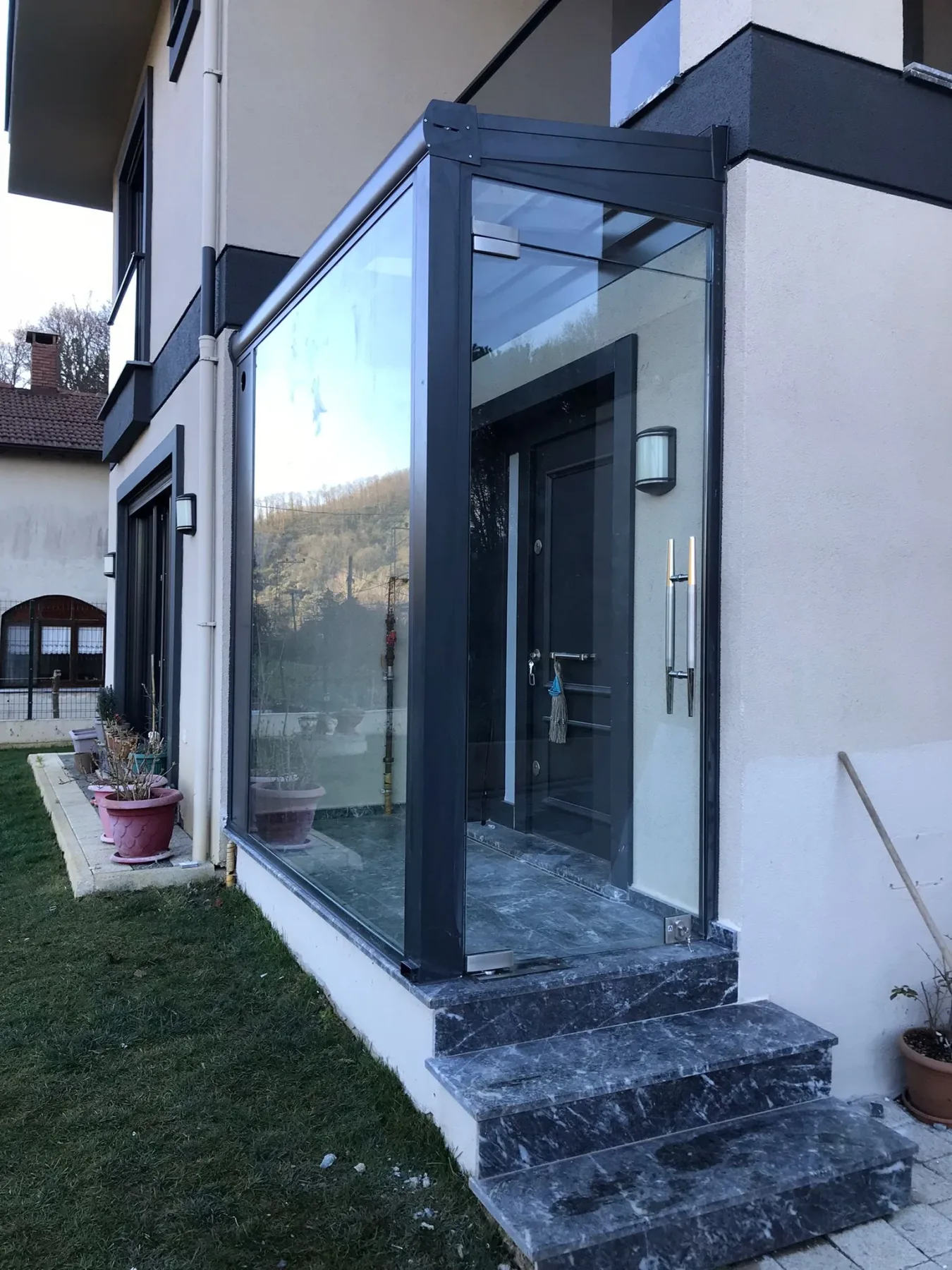 Villa girişi şeffaf cam rüzgarlık ve sundurma